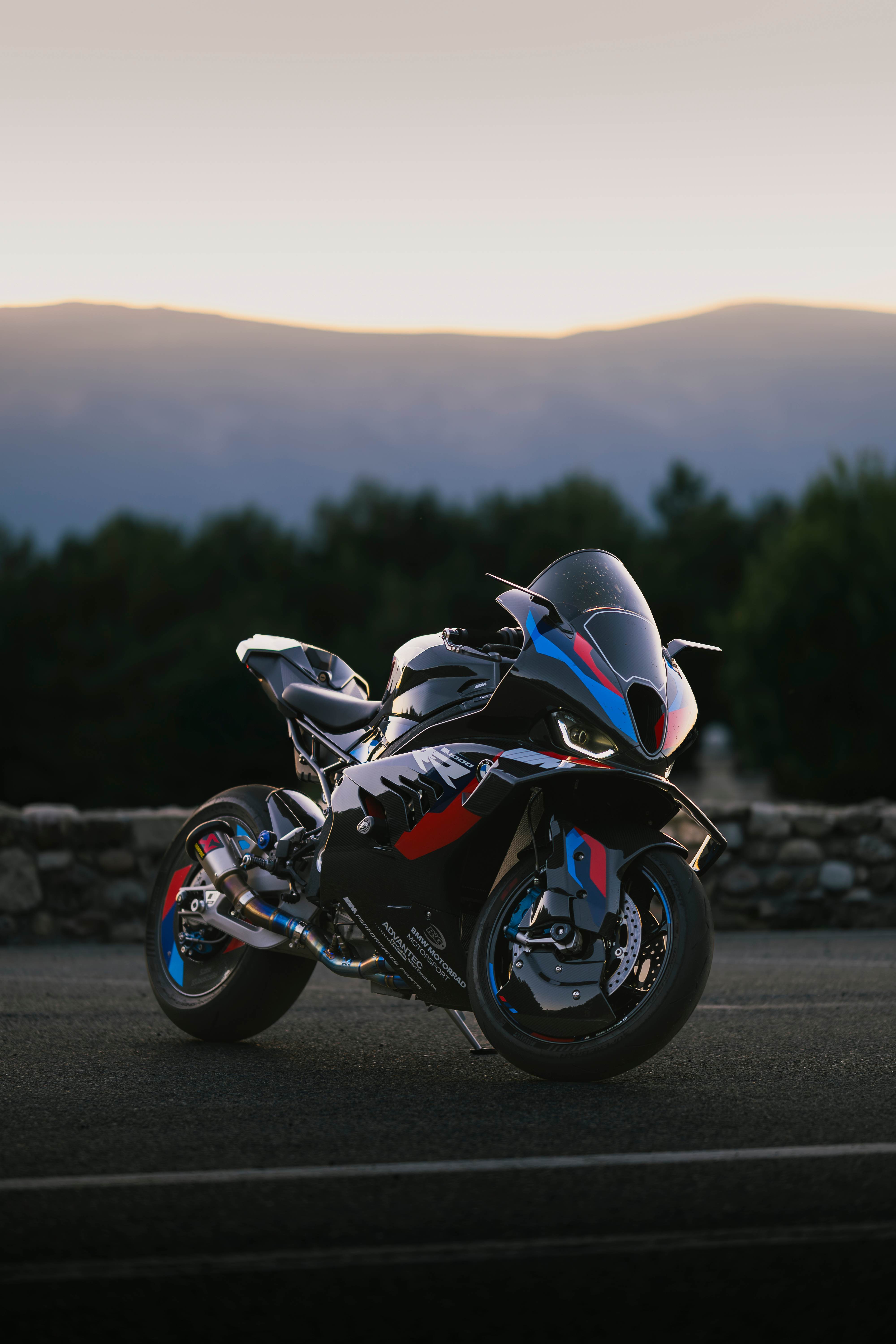 BMW M1000RR en la sierra española al anochecer.