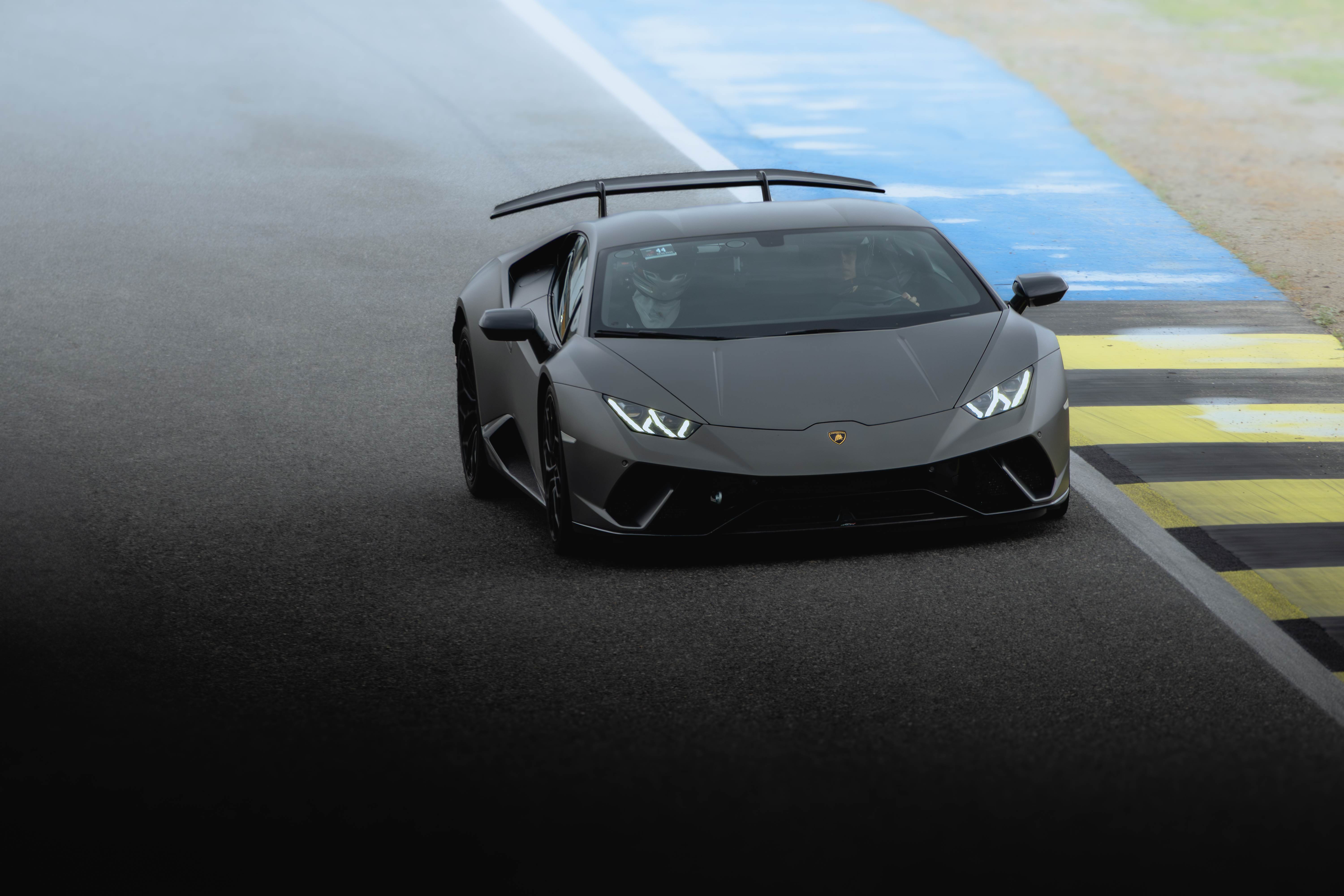 Lamborghini Huracán Performante de frente en la línea de salida de Le Mans.