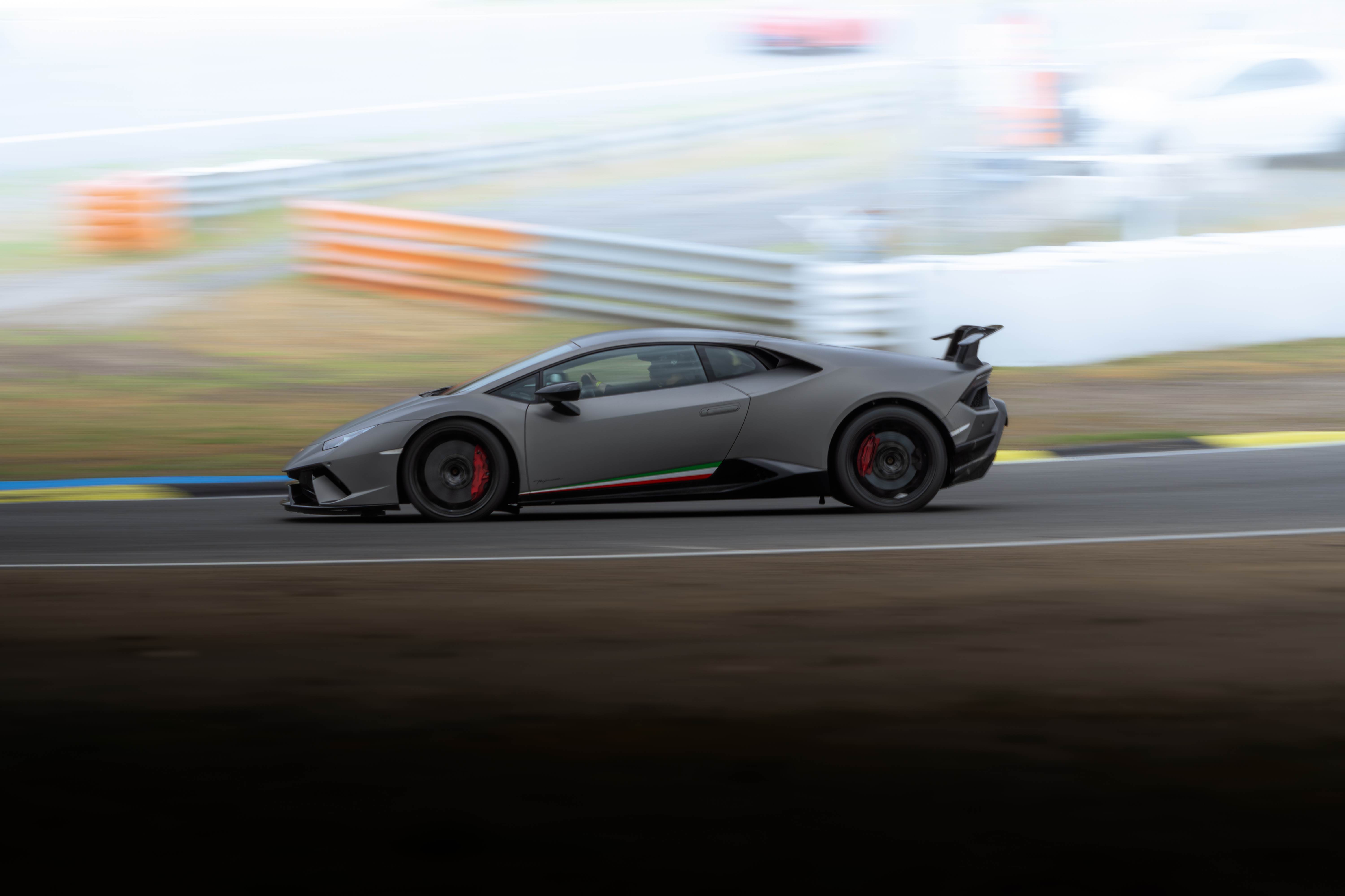 Paneo lateral de un Lamborghini Huracán en Le Mans, 1/80s.