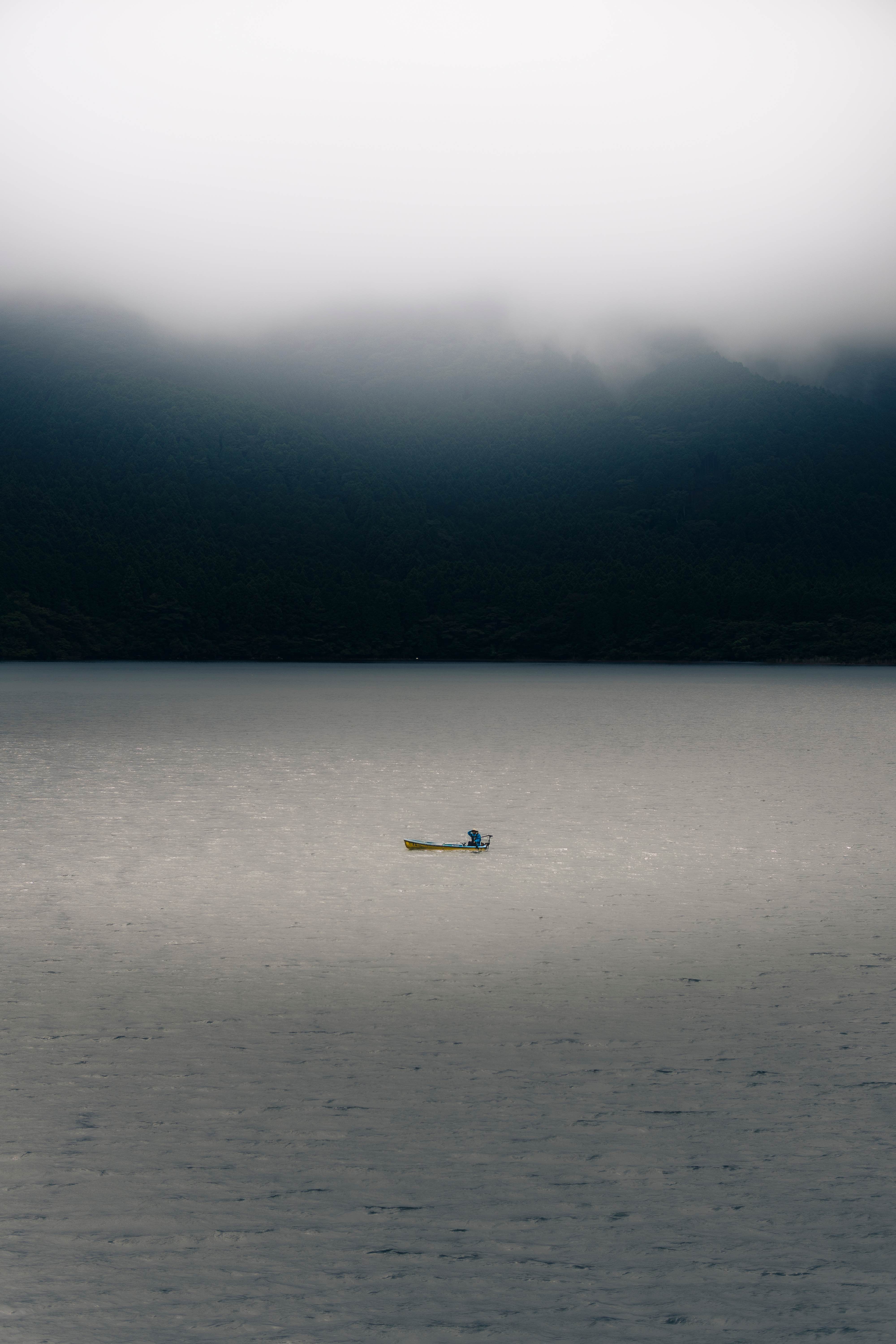 Lago de montaña al amanecer cubierto de niebla baja, Pirineos.