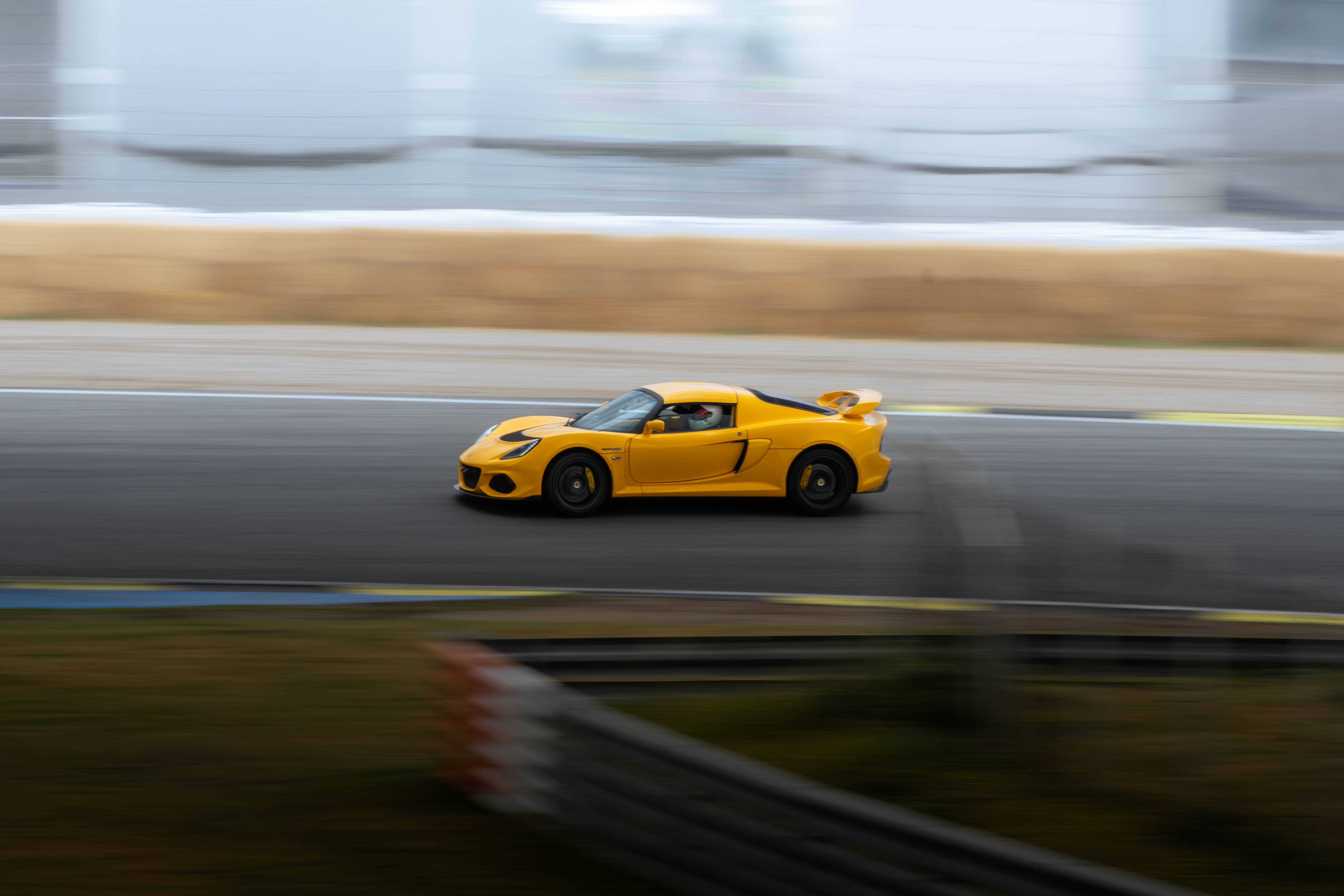 Lotus Exige amarillo en paneo a 1/40s, Le Mans Bugatti, 2024.