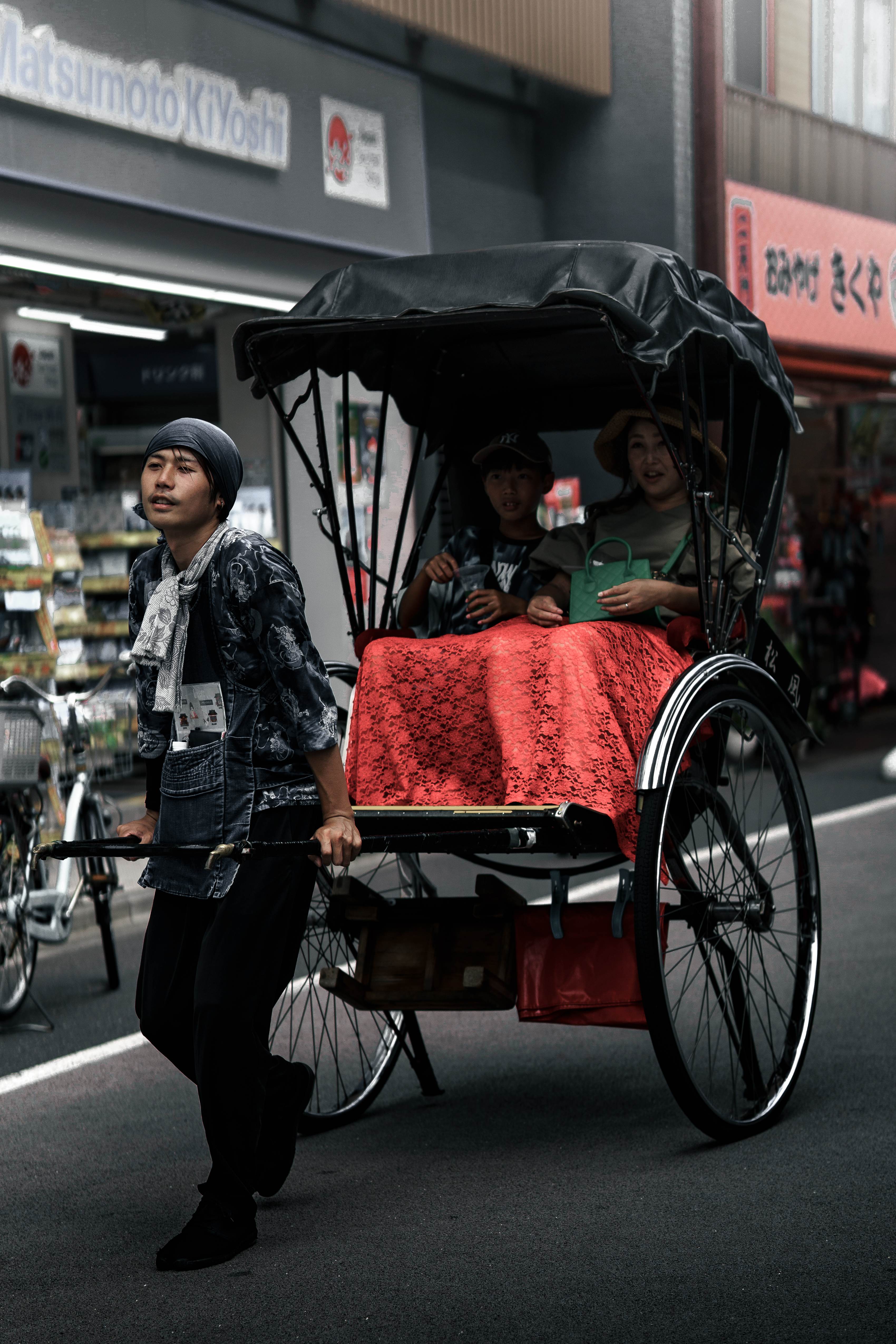 Conductor de rickshaw y familia en Asakusa, Tokio.