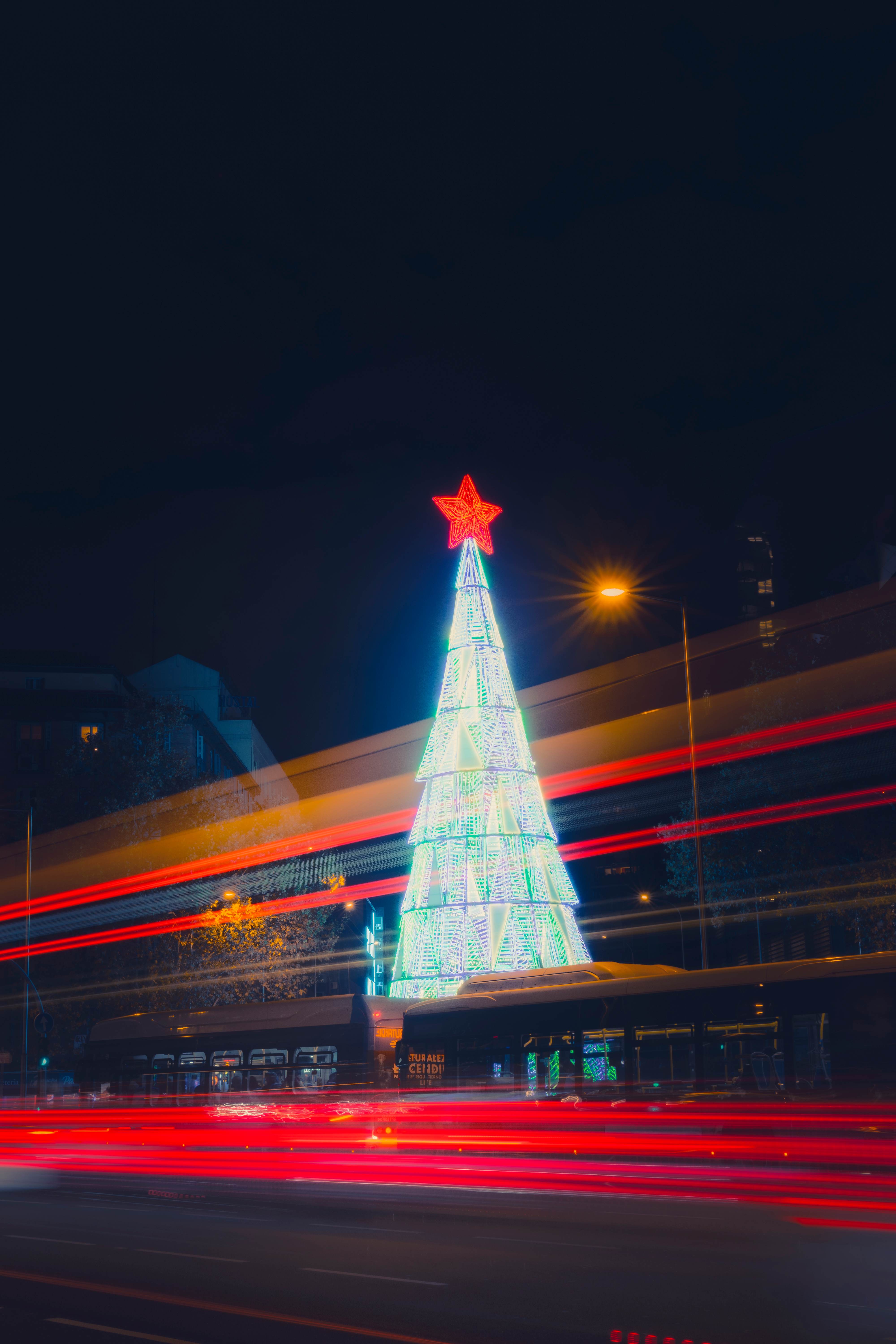 Iluminación navideña en Madrid, estelas de luz en larga exposición.