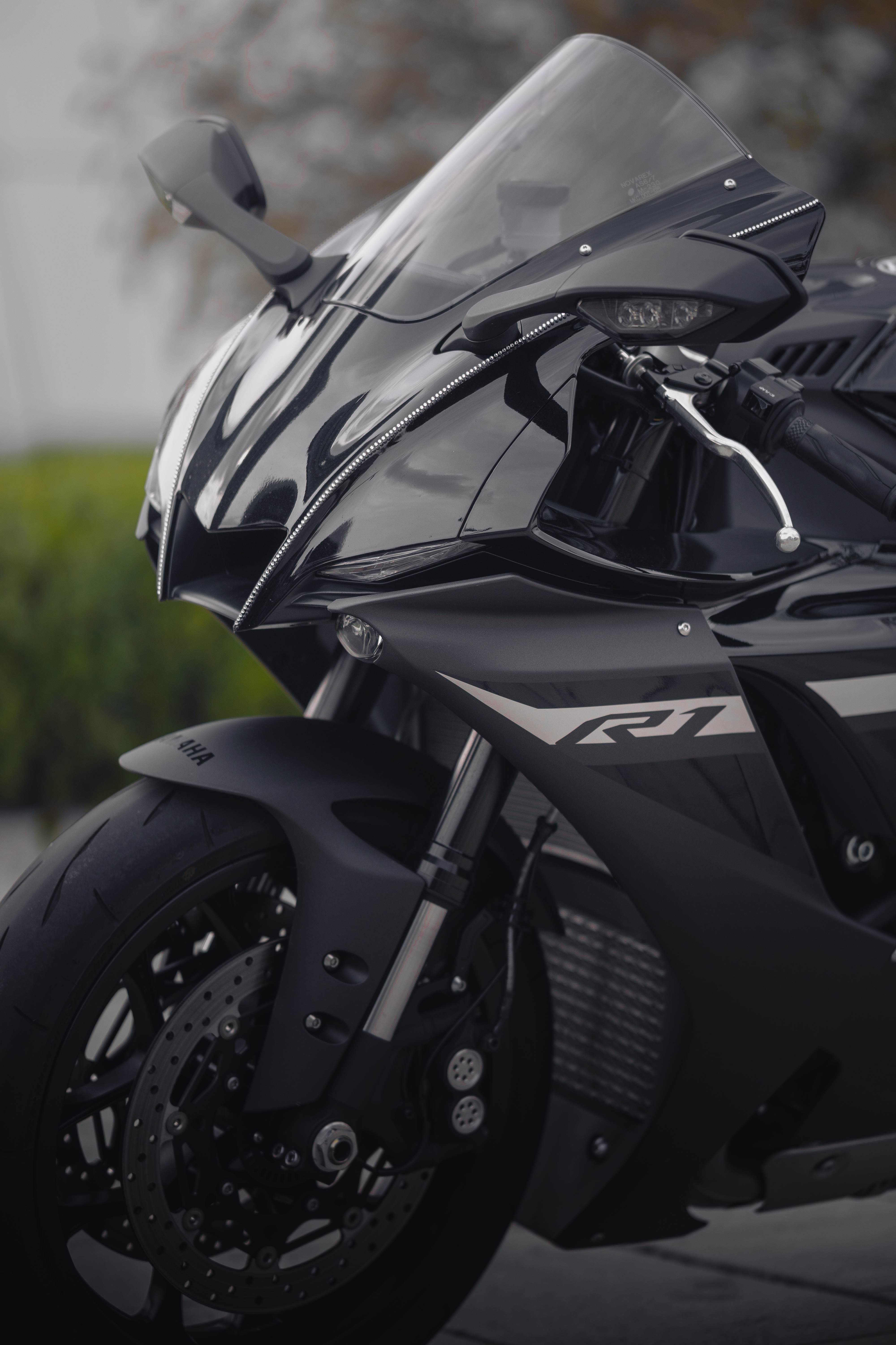 Detalle de una Yamaha YZF-R1 aparcada.